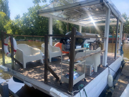 Bild von Floß 1, ohne Sauna, mit Kühlschrank, Grill und Bar.