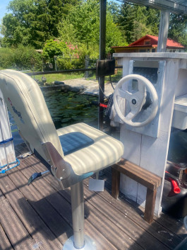 Platz des Kapitäns, Steuerrad voraus