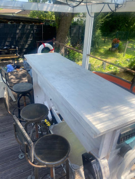 Bild von Floß 1, die Bar.