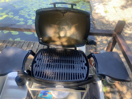 Bild von Floß 1, ein Grill für das leibliche Wohl.