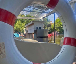 Bild Floß 1. Blick durch den Rettungsreifen auf das Floß